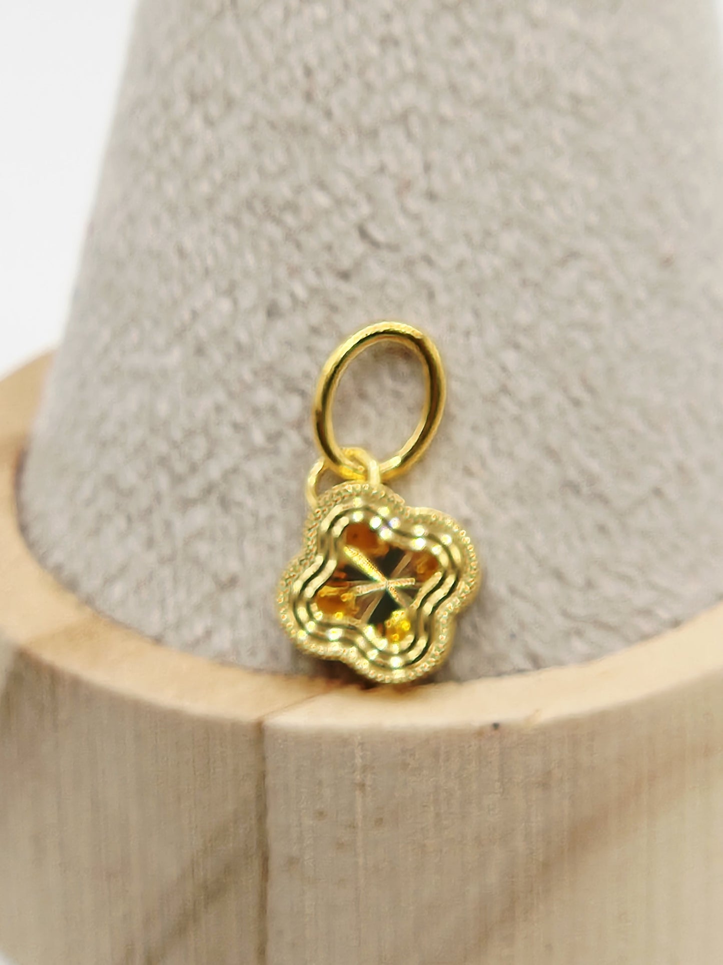 22K / 916 Gold - Inspire Chieti Queen Clove Pendant - 1.02 gm
